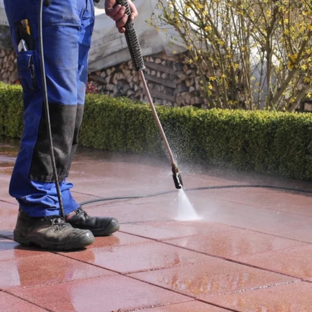 Máy Phun Áp Lực Có Gì Hơn Cách Vệ Sinh Truyền Thống?