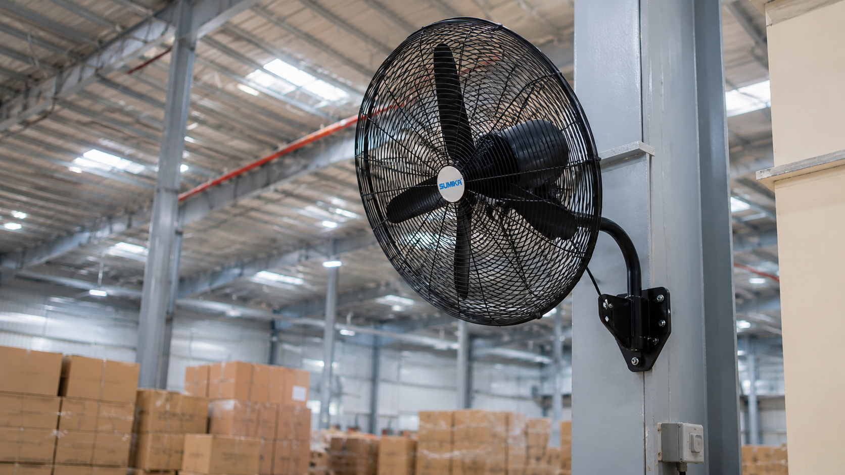 Giữa Quạt công nghiệp đứng và Quạt treo tường: Loại nào làm mát nhà xưởng tốt hơn? giua-quat-cong-nghiep-dung-va-quat-treo-tuong-loai-nao-lam-mat-nha-xuong-tot-hon